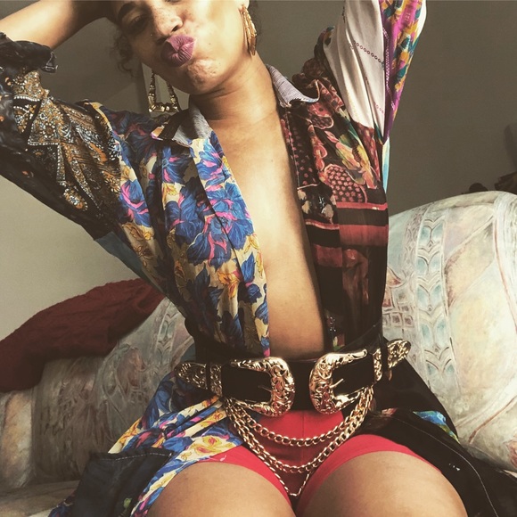 Meet your Posher, Dee - Picture 2 of 5